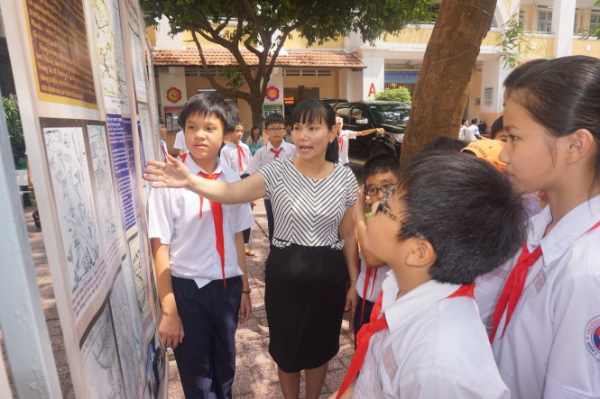 Cô Nguyễn Thị Minh Nguyệt, giáo viên môn sử Trường THCS Trần Văn Ơn, hướng dẫn học sinh học sử ở sân trường - Ảnh: H.HG.