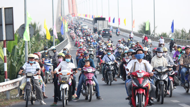 Tình trạng ùn ứ phương tiện trên cầu Rạch Miễu (hướng Tiền Giang đi Bến Tre) liên tục xảy ra trong thời gian qua - Ảnh: MẬU TRƯỜNG