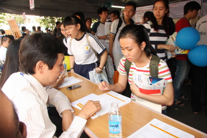 Học sinh tìm hiểu thông tin tuyển sinh trong ngày hội tư vấn tuyển sinh - hướng nghiệp năm 2016 tại TP.HCM - Ảnh: TRẦN HUỲNH