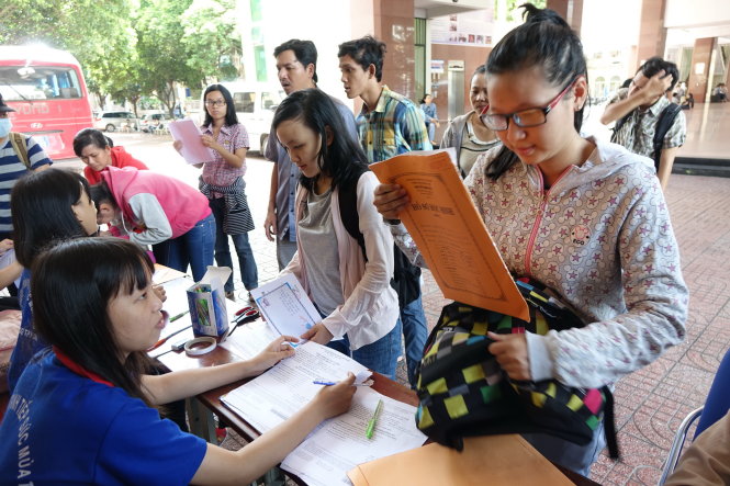 Thí sinh nộp hồ sơ xét tuyển ĐH năm 2015. Ảnh: TTO