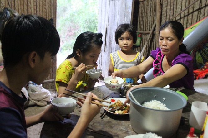 Chị Thoảng luôn cố gắng chắt chiu để ba đứa con mình được bữa cơm đầy đủ - Ảnh: Sơn Lâm