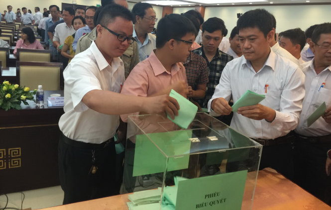 Các cổ đông tham gia bỏ phiếu tại đại hội - Ảnh: N.Bình