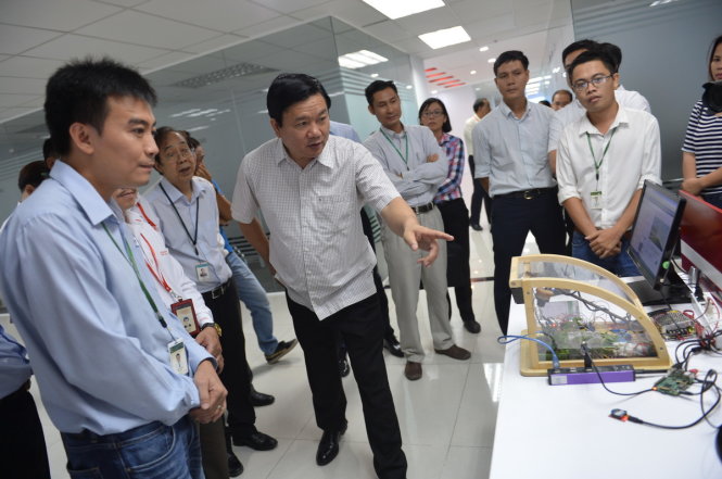 Bí thư Thành ủy TP.HCM Đinh La Thăng tham quan công ty Global Cybersoft Việt Nam trong công viên phần mềm Quang Trung, Q.12, TP.HCM sáng 28-05 - Ảnh: Quang Định