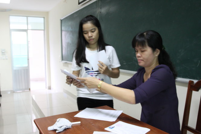 Thí sinh đổi thẻ dự thi THPT quốc gia 2016. Ảnh: M.G
