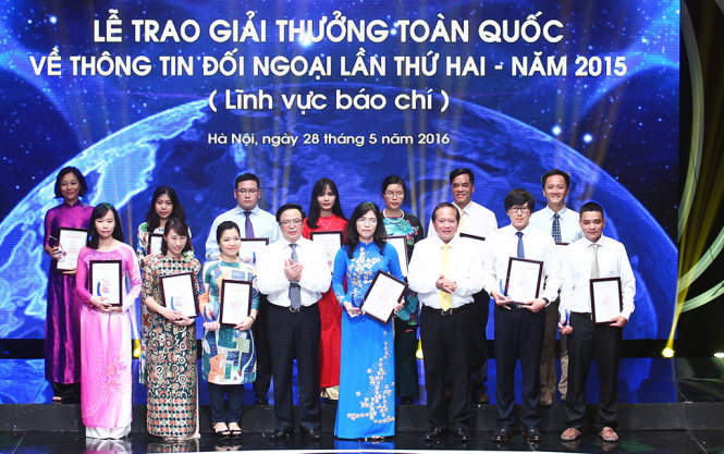 Các tác giả đoạt giải nhì tại lễ trao giải thưởng toàn quốc về thông tin đối ngoại lần 2 tổ chức ở HN ngày 28-5 - Ảnh: Q.Tr.
