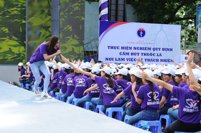 Ca sĩ Văn Mai Hương biểu diễn trong chương trình