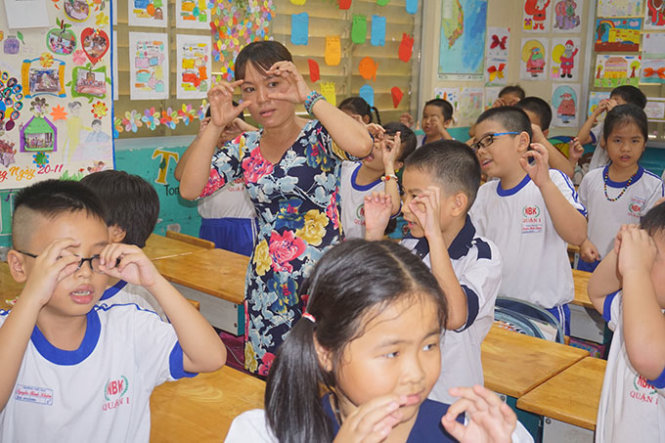 Cô Phượng sinh hoạt cùng các học sinh lớp 2/5 trong buổi chia tay cuối năm học - Ảnh: A.X.