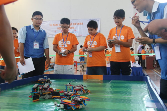 Các em học sinh dưới 12 tuổi thi đấu ở bảng A1 - Robot đá banh - Ảnh: M.Phượng