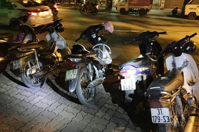Trên mỗi xe máy đều treo một túi mắm tôm, dầu luyn với mục đích dùng để “khủng bố” con nợ.