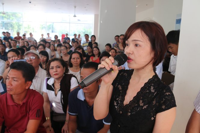 Chị Trương Quỳnh Chi - chủ một căn hộ đang bị thế chấp của chung cư The Harmona - chất vấn chủ đầu tư về trách nhiệm xử lý việc giải chấp và cấp giấy chủ quyền căn hộ - Ảnh: TIẾN LONG