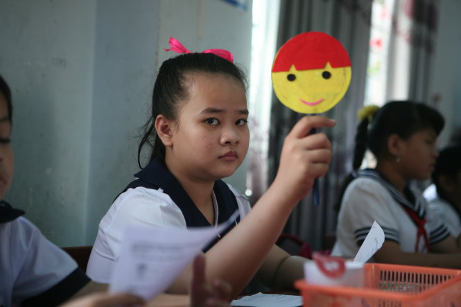 Học sinh bày tỏ ý kiến bằng hình mặt cười, một cách làm trong mô hình trường học mới - Ảnh: VĨNH HÀ