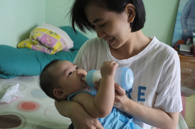 Trong trường hợp cho trẻ bú bình, các bà mẹ cần xem kỹ các thông số về loại nhựa được dùng làm bình sữa, chất liệu của núm vú giả - Ảnh minh họa: CHÂU ANH