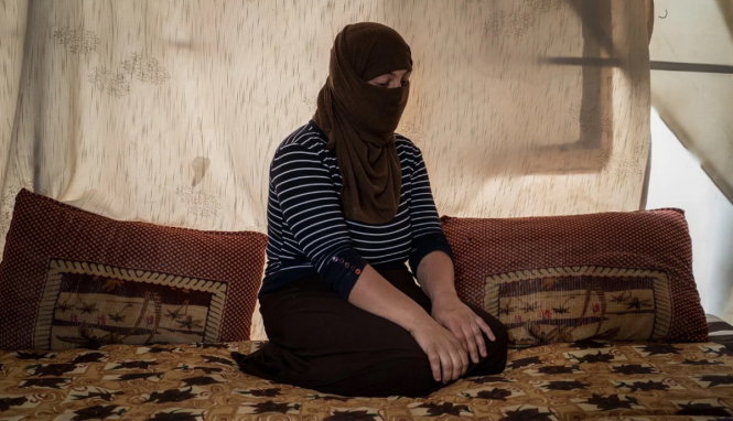 Một phụ nữ Yazidi từng bị IS bắt làm nô lệ tình dục - Ảnh: The Washington Post