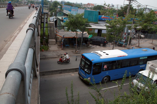 Người dân sống tại khu vực hoa thị của ngã tư Gò Dưa (Q.Thủ Đức, TP.HCM) trong ô nhiễm và nỗi lo tai nạn - Ảnh: Ngọc Dương