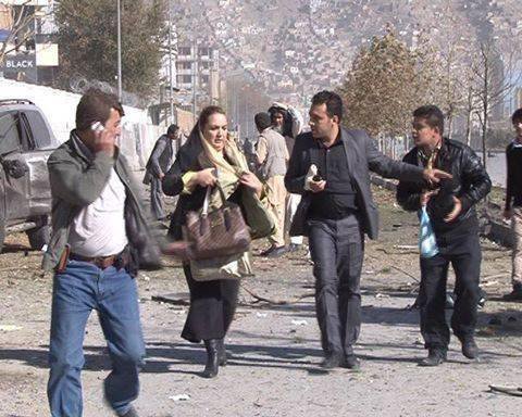 Nghị sỹ Afghanistan Shukria Barekzai (nữ) được hộ tống thoát khỏi hiện trường một vụ nổ nhằm vào xe chở bà gần tòa nhà quốc hội ở thủ đô Kabul - Ảnh: 1TVNewsAF