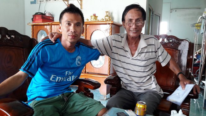 Ông Trần Ngọc Khanh (phải) vui mừng với kết quả xét nghiệm âm tính HIV tại 4 cơ sở xét nghiệm khác nhau - ẢNH: NG.NAM