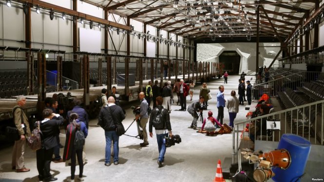 Các nhà báo đứng phía trước những cổng giả của đường hầm Gotthard Base Tunnel bên trong hội trường sự kiện cho lễ khai trương sắp tới gần thị trấn Erstfeld, Thụy Sĩ, ngày 31 tháng 5 năm 2016 - Ảnh: VOA