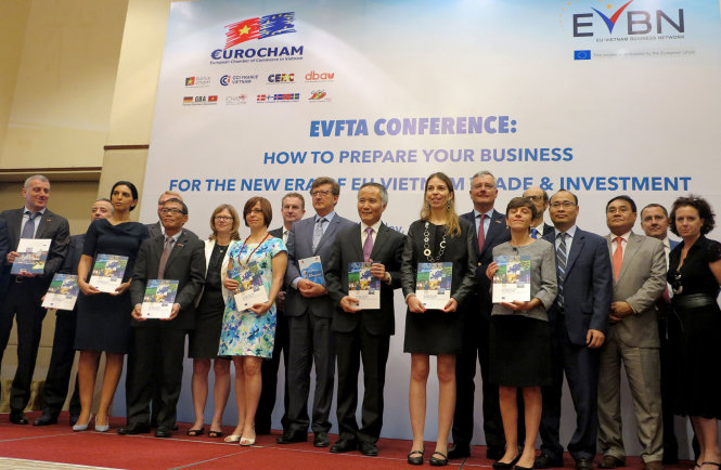 Đại diện VN và Phái đoàn liên minh châu Âu tại VN cùng ra mắt cẩm nang hướng dẫn Hiệp định EVFTA - Ảnh: N.BÌNH