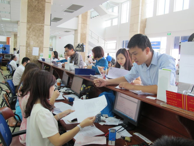 Tới đây ngành thuế sẽ rà soát việc thanh tra, kiểm tra doanh nghiệp để tránh việc kiểm tra chồng chéo, nhiều lần. Trong ảnh: người dân và doanh nghiệp làm thủ tục thuế tại Cục Thuế TP.HCM - Ảnh: A.H.