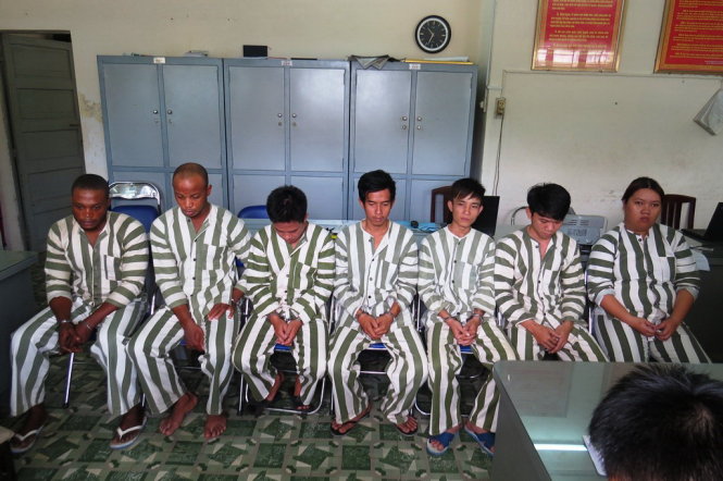 Các đối tượng lừa đảo chiếm đoạt hơn 10 tỉ đồng bằng chiêu hứa gửi quà từ nước ngoài cho nạn nhân - Ảnh: PC46 Công an TP.HCM cung cấp