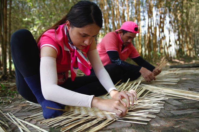 Hương Giang và Criss mất hơn 3 tiếng để đan được một chiếc mẹt
