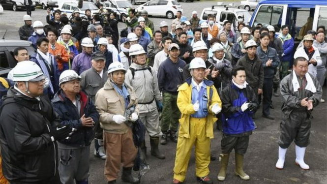 Lực lượng tìm kiếm vỗ tay vui mừng khi nghe tin đã tìm thấy bé Yamato Tanooka - Ảnh: AP