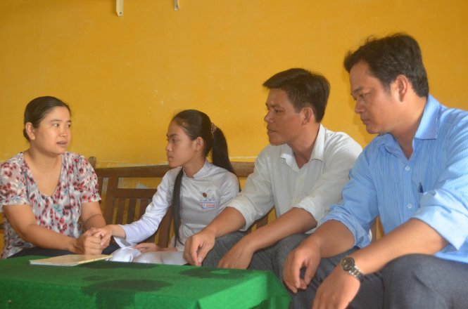 Thầy cô đang động viên Thảo - Ảnh: Minh Tâm