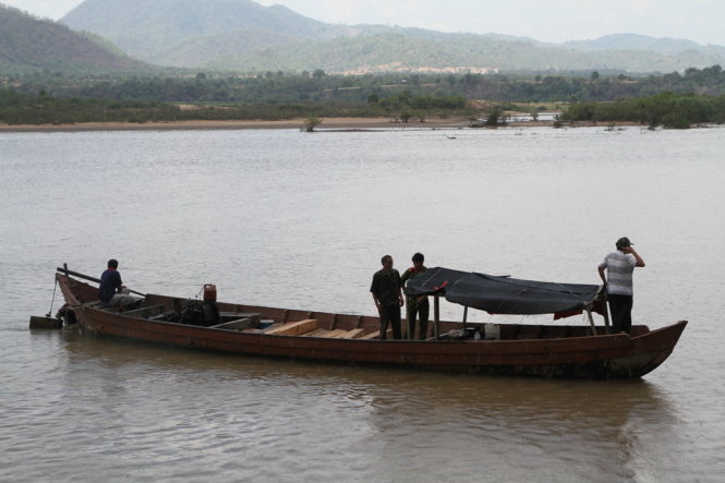 Thuyền chở gỗ trái phép bị công an đưa về huyện Krông Pa điều tra làm rõ vụ việc - Ảnh: B.Dũng