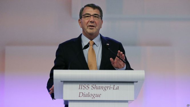 Bộ trưởng quốc phòng Mỹ Ashton Carter - Ảnh: AP