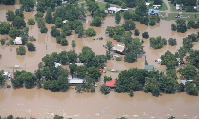 Nhiều khu vực rộng lớn của Texas đang chìm trong biển nước - Ảnh: theguardian