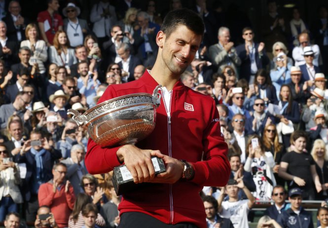 Djokovic tươi cười bên cạnh chức vô địch Giải quần vợt Pháp mở rộng 2016. Ảnh: Reuters