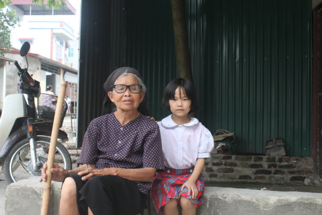 Anh trai mất, mẹ đi tù, bé Thúy phải ở nhờ nhà người bác ruột - Ảnh: T.L.