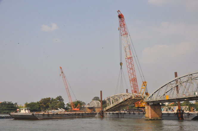 Nhịp dầm số 3 cầu Ghềnh được cẩu lên sau cú va chạm với sà lan - Ảnh: ĐỨC TRONG