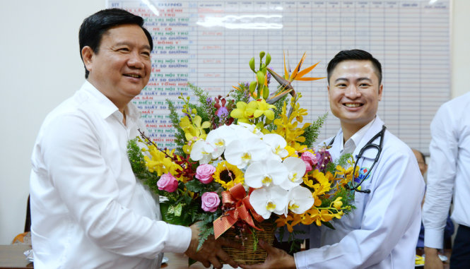 Bí thư Đinh La Thăng thăm bác sĩ Trần Hoàng Minh - Ảnh: HỮU KHOA