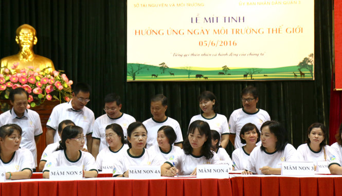 Ban Giám hiệu các trường ký giao ước thi đua thực hiên chương trình truyền thông học đường về bảo vệ môi trường tại buổi lễ - Ảnh: NGỌC DƯƠNG