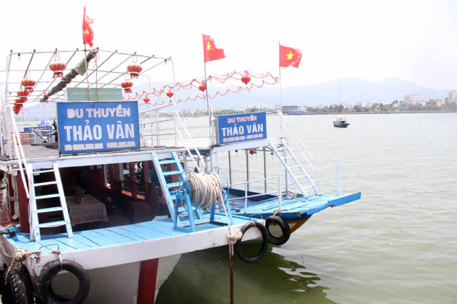 Tàu Hải Vân 2 (bìa phải) lúc neo đậu tại cảng khi chưa xảy ra tai nạn - Ảnh: ĐOÀN CƯỜNG