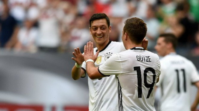 Oezil (trái) trong trận giao hữu Đức thắng Hungary 2-0 rạng sáng 5-6 - Ảnh: AFP