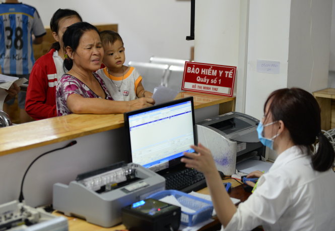Một số bệnh viện đang chờ Cục Quản lý dược hoàn tất việc đăng tải giá kê khai thuốc trúng thầu vào bệnh viện trước ngày 10-6 để mua thuốc về cấp cho bệnh nhân. Trong ảnh: người dân có bảo hiểm y tế đóng tiền khám bệnh và mua thuốc tại Bệnh viện quận Thủ Đức, TP.HCM - Ảnh: Hữu Khoa