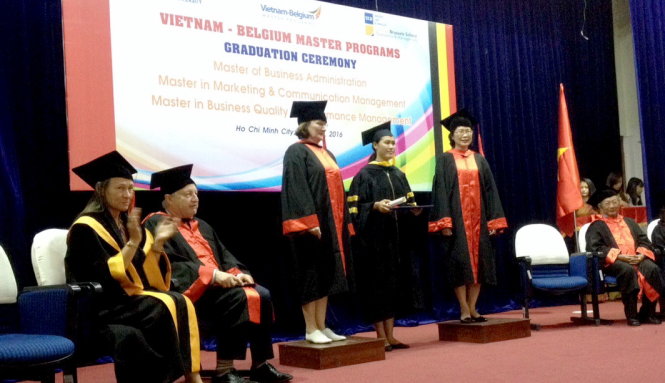 Trao bằng thạc sĩ cho học viên. Ảnh: M.G