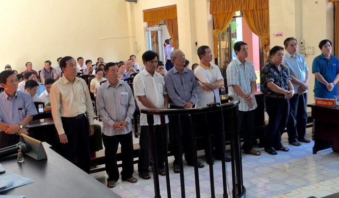 Các bị cáo nguyên là cán bộ hải quan tại phiên toà sáng 6-6 - Ảnh: N.Triều
