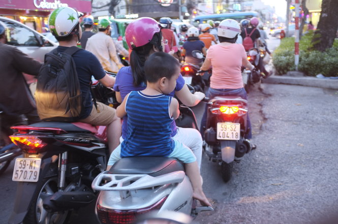 Cho con đội mũ bảo hiểm khi đi đường là vì an toàn của trẻ -
Ảnh: CHÂU ANH