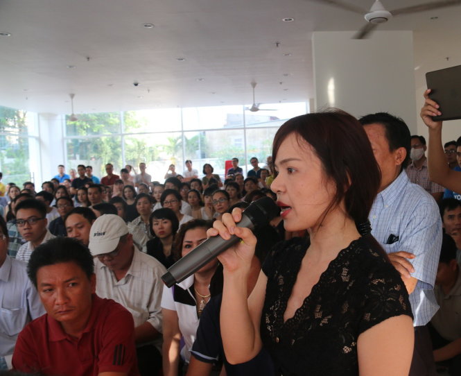 Tại hội nghị bất thường của chung cư The Harmona (Q.Tân Bình, TP.HCM), trong khi người dân lo lắng thì chủ đầu tư tiếp tục hứa sẽ sớm trả nợ cho ngân hàng - Ảnh: TIẾN LONG