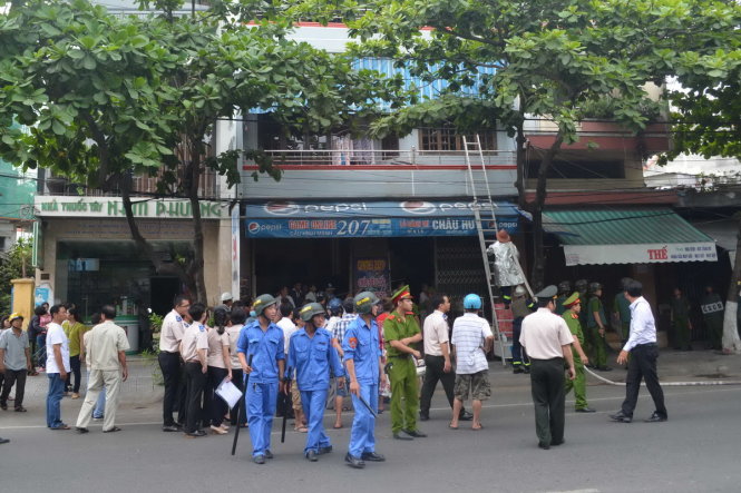 Lực lượng chữa cháy tiếp cận căn nhà ứng phó sự cố - Ảnh: TẤN LỰC