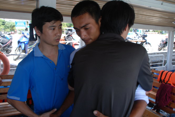 Hai du khách Hà Nội là anh Lưu Chí Dũng và anh Nguyễn Đức Tài ôm chầm anh Mai Viết Dụng (giữa) bày tỏ lòng biết ơn vì đã cứu mình và gia đình - Ảnh: V.HÙNG