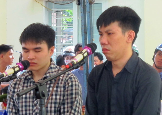 Hai bị cáo tại phiên tòa lưu động - Ảnh: A.L