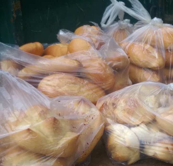 Bánh mì rơi vãi tại hiện trường