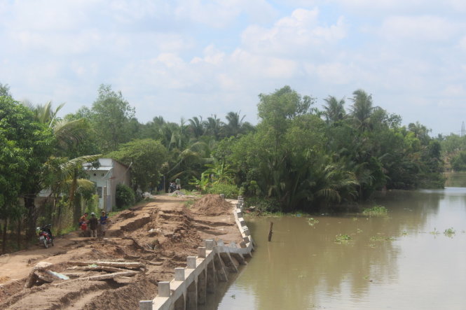 Hiện trường đoạn bờ bè bị đổ sập - Ảnh: HOÀI THƯƠNG
