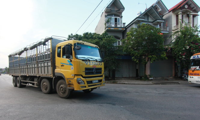 Một chiếc xe tải sau khi né trạm thu phí BOT trên quốc lộ 5, chạy vào tỉnh lộ 391 để vòng ra quốc lộ 10 lúc 16g chiều 7-6. Một người lái xe tải cho biết đi vòng, đường nhỏ hẹp khó đi nhanh nhưng tiết kiệm được thêm vài trăm ngàn đồng/lượt đi - Ảnh: Tiến Thắng