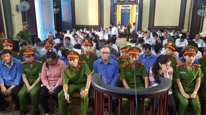 Các bị cáo nguyên là cán bộ, công chức hải quan được tại ngoại nên có mặt khá sớm ở tòa - Ảnh: HOÀNG ĐIỆP