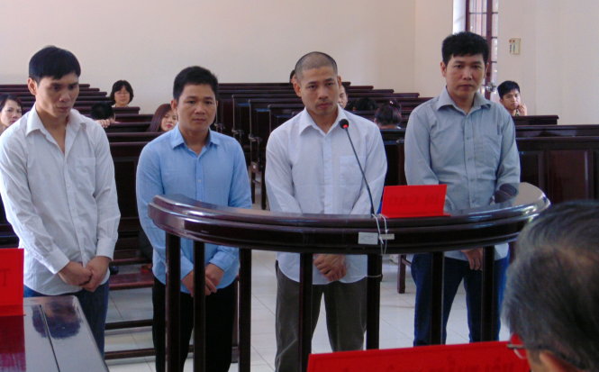 Bốn bị cáo Ngọc, Dũng, Bình, Sen bắt giữ người trái pháp luật và cướp tài sản”. Ảnh: Đông Hà.